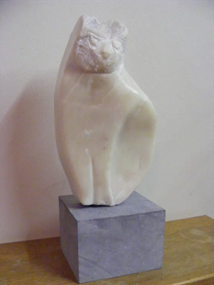 Beeld in witte steen