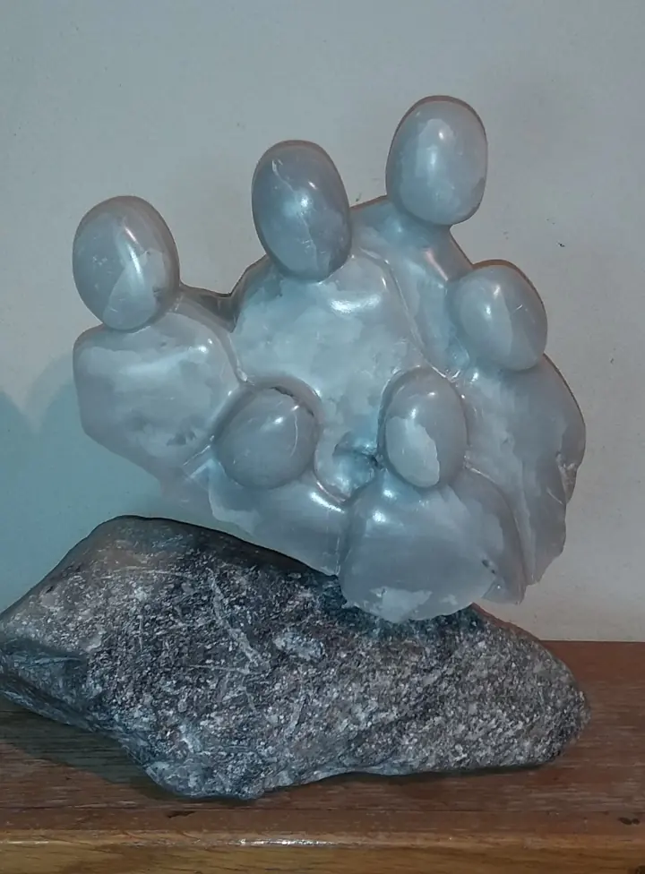 Groep figuren op een ruwe steen
