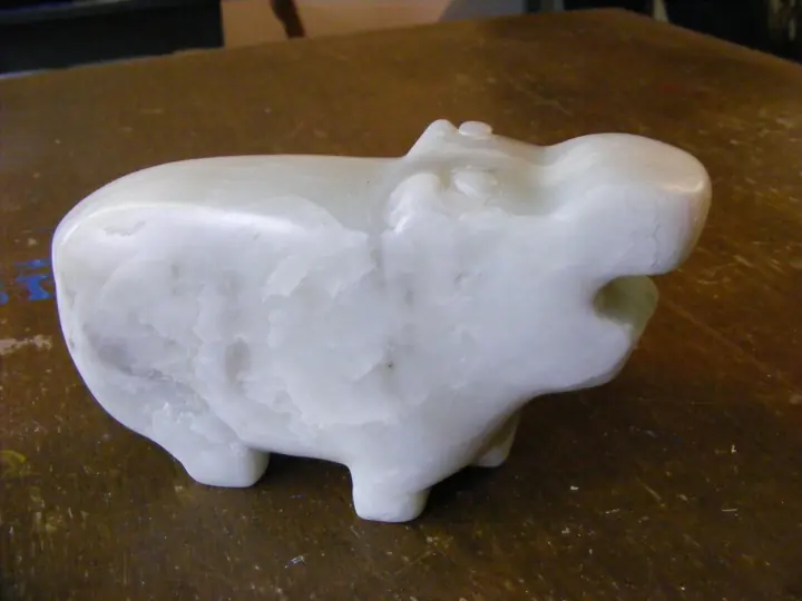 Nijlpaard in witte steen