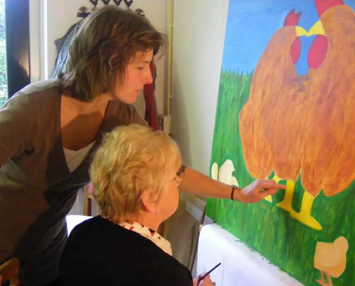 Samen werken aan een groot schilderij van een kip