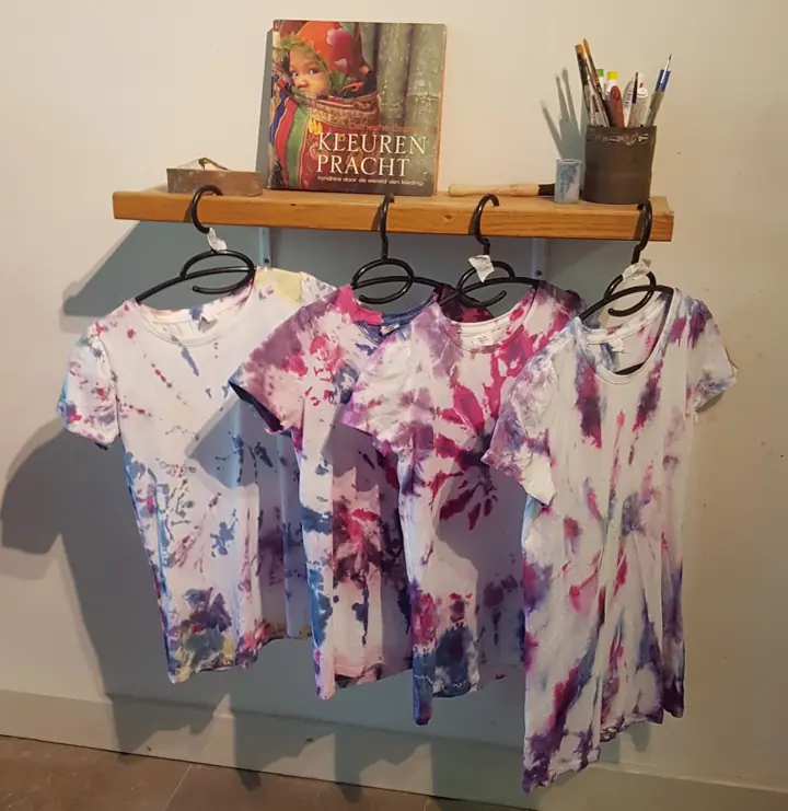 Tie-dye shirts van een kinderfeestje