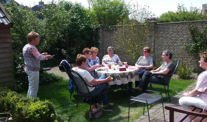 Samen eten in de tuin