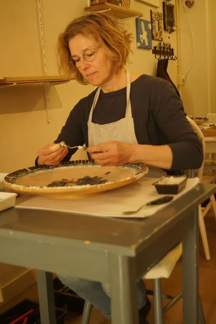 Ingrid van Helvoort aan het werk in het atelier