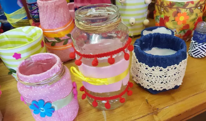 Potjes en vaasjes beplakt met papier, kant en lint