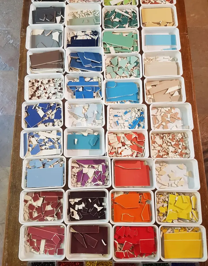 Bakjes vol keramische mozaïektegels, op kleur gesorteerd