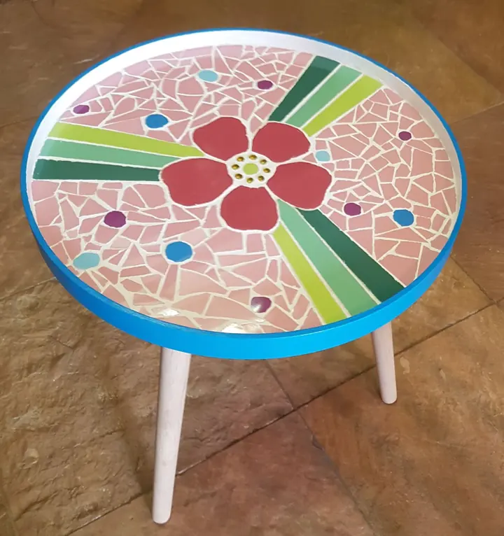 Bijzettafeltje met een mozaïek van een grote rode bloem