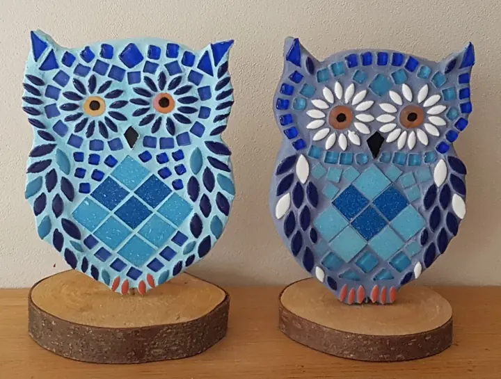 Twee blauwe uilen van mozaïek