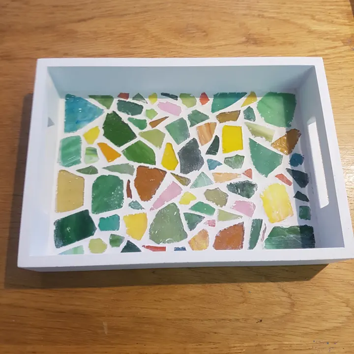 Dienblad met glasbrokstukken
