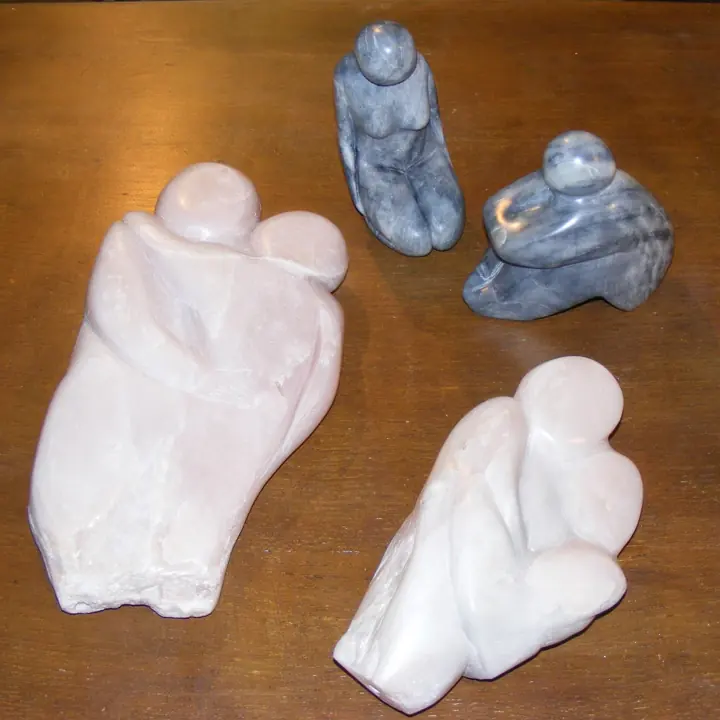 Witte en grijze figuren